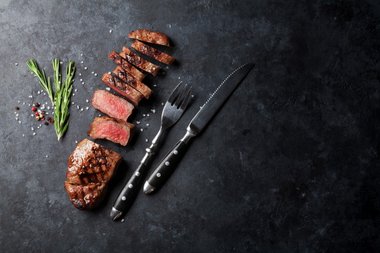 Kød, gaffel og steakkniv
